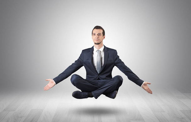 Üzletember meditál egy üres hely-fogalom - Fotó, kép