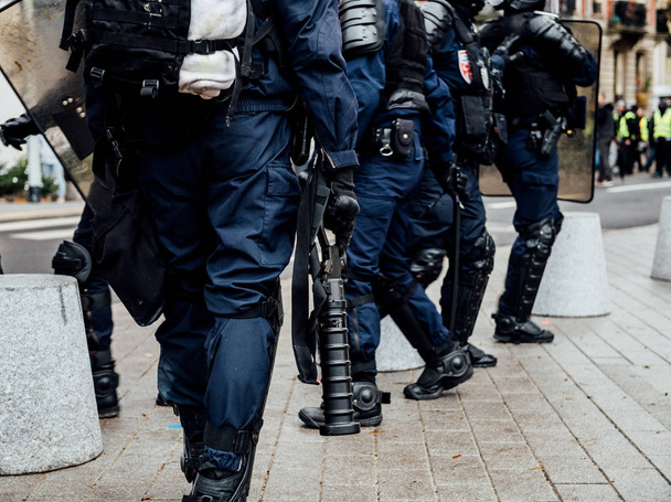 Detail der Polizeiausrüstung während der Proteste in Frankreich - Foto, Bild