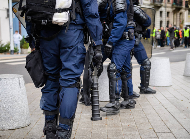 Detail der Polizeiausrüstung während der Proteste in Frankreich - Foto, Bild