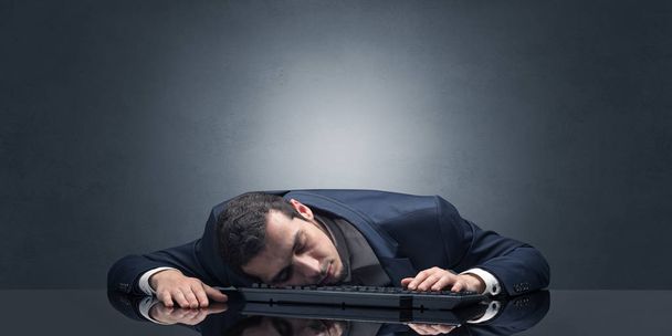Homme d'affaires s'est endormi sur son lieu de travail
 - Photo, image