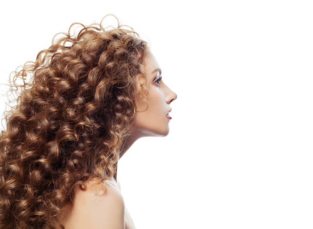 Femme en bonne santé avec les cheveux bouclés isolés sur fond blanc. Profil féminin
 - Photo, image