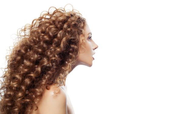 Χαριτωμένο γυναίκα με τέλεια κυματιστά μαλλιά που απομονώνονται σε λευκό. Γυναικεία προφίλ. Κοσμετολογία, περιποίηση προσώπου και μαλλιών της έννοιας  - Φωτογραφία, εικόνα