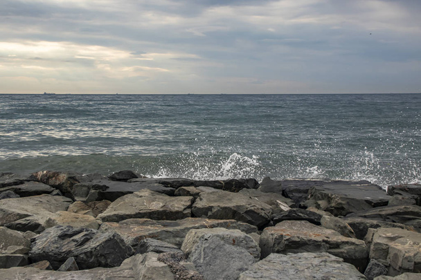 βράχια δίπλα στη θάλασσα και την παραλία κύματα - Φωτογραφία, εικόνα