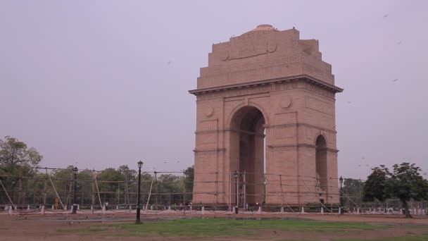 India Gate, Triumph boog van Delhi, niemand. Vliegende vogels - Video