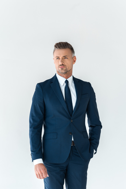 guapo hombre de negocios en traje azul mirando hacia otro lado aislado en blanco
 - Foto, imagen
