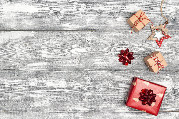Vánoční dárkové krabice a kopie místo na šedém pozadí dřevěná. Pohled shora. - Fotografie, Obrázek