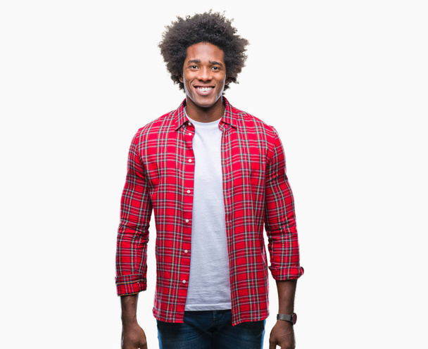 Hombre afroamericano sobre fondo aislado con una sonrisa alegre y fresca en la cara. Persona afortunada
. - Foto, imagen
