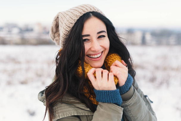 Καρδιά τήξης χειμώνα πορτρέτο του αρκετά ευτυχισμένη γυναίκα απολαμβάνοντας το χειμώνα, διακοπές, χιόνι, διακοπών και τα ρούχα άνετα, όμορφα και ζεστά μάλλινα πουλόβερ, κασκόλ και beanie. Ονειρική κορίτσι χειμώνα. - Φωτογραφία, εικόνα