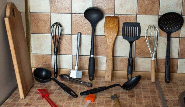 utensilios de cocina diferentes en la mesa
 - Foto, Imagen
