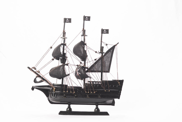 Modèle de bateau pirate noir sur fond blanc. Image haute résolution
. - Photo, image