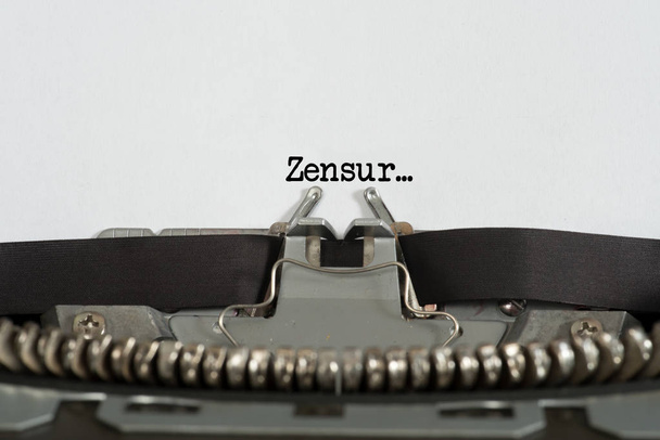 Una máquina de escribir y censura
 - Foto, imagen