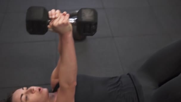 Fitness kadının ağırlıklı mekik karşılıklı eğitimlerde spor salonunda yapması - Video, Çekim