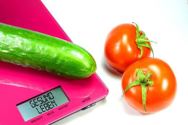 Keittiön mittakaava, tomaatit ja kurkut ja terveellinen elämä
 - Valokuva, kuva