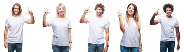 Kolaż z grupy osób na sobie t-shirt biały dorywczo na na białym tle uśmiech i pewność gestem ręką robi znak rozmiar palcami patrząc i aparat. Pojęcie środka. - Zdjęcie, obraz