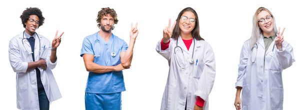 Collage aus einer Gruppe von Ärzten, Krankenschwestern, Chirurgen über isoliertem Hintergrund, die lächelnd mit glücklichem Gesicht in die Kamera zwinkert und ein Siegeszeichen macht. Nummer zwei. - Foto, Bild