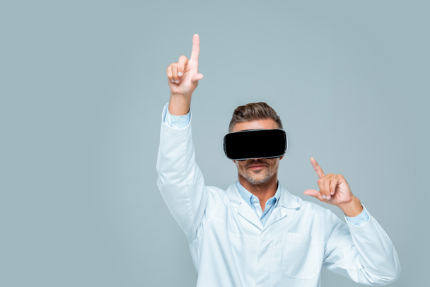cientista em realidade virtual headset tocando algo isolado em cinza, conceito de inteligência artificial
 - Foto, Imagem