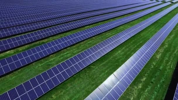 Solární buňky energetické farmy na slunci. Letecký pohled na řádky fotovoltaických panelů - Záběry, video
