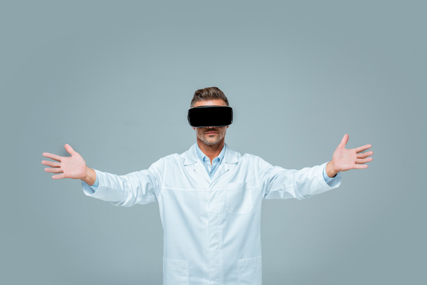 cientista em realidade virtual headset segurando algo em braços abertos isolado em cinza, conceito de inteligência artificial
 - Foto, Imagem