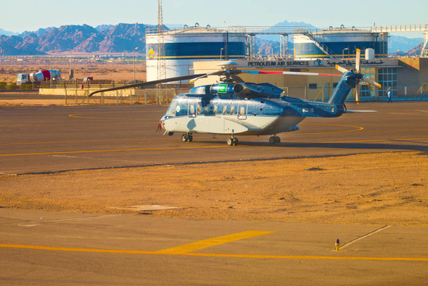 aérodrome avec hélicoptère sur la bande de décollage
 - Photo, image
