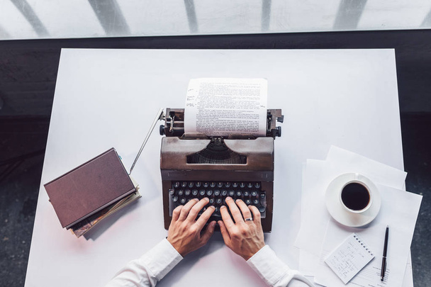Escritor jovem digitando em um close-up retro máquina de escrever
 - Foto, Imagem