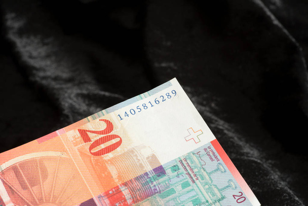 Siyah arka plan üzerine bir banka Not İsviçre Frangı - Fotoğraf, Görsel