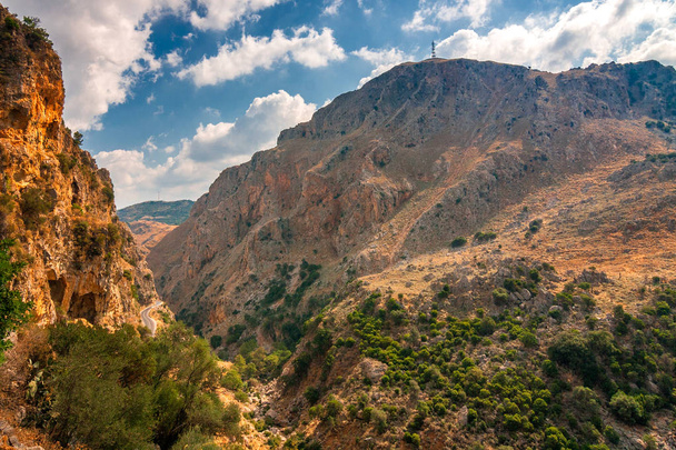 Uma paisagem montanhosa selvagem perto da caverna de Agia Sofia no interior da ilha de Creta, Grécia, Europa
. - Foto, Imagem