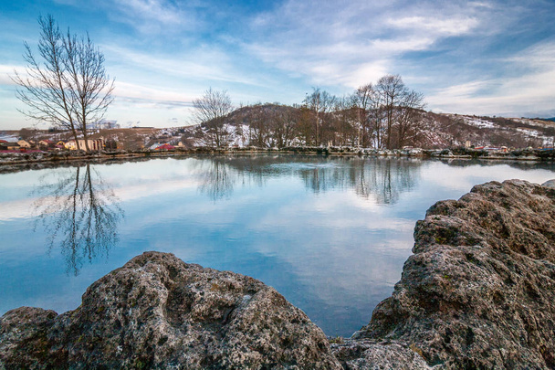 Travertin tó meleg vízzel, közel a gyógyfürdőhöz Vyšné Ružbachy, Szlovákia, Európa. - Fotó, kép