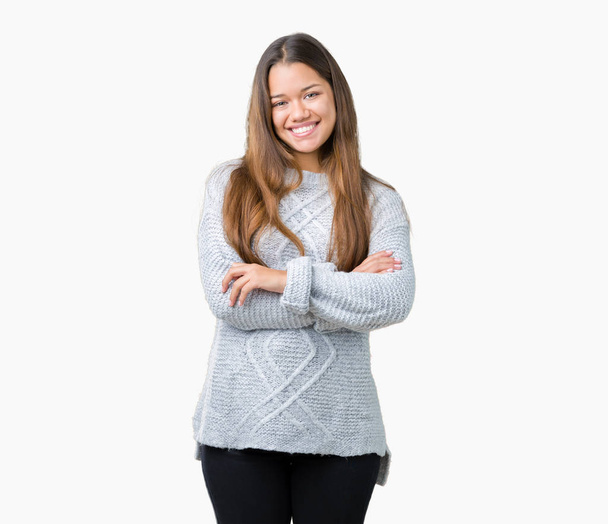 Μελαχρινή νεαρή όμορφη γυναίκα φορώντας πουλόβερ πάνω από απομονωμένες φόντο χαρούμενο πρόσωπο χαμογελώντας με σταυρωμένα όπλων κοιτάζοντας την κάμερα. Θετικό πρόσωπο. - Φωτογραφία, εικόνα