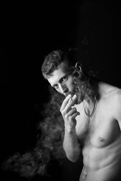 portrét mladého nahého muže - Fotografie, Obrázek