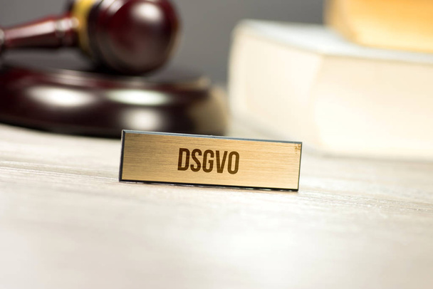 Un martelletto, i libri di legge e la privacy regolamento di base DSGVO
 - Foto, immagini