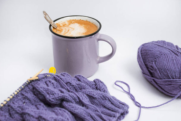 Расслабленное вязание с кофе и завтраком. Шляпа, пряжа и чашка кофе
 - Фото, изображение