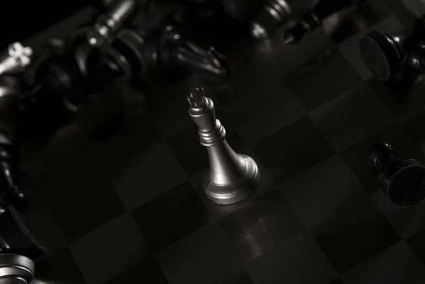 Πιόνια σκακιού σε μαύρο φόντο αντανακλαστικό. Εικόνα υψηλής ανάλυσης για αθλητικά και οικονομικά βιομηχανία. - Φωτογραφία, εικόνα
