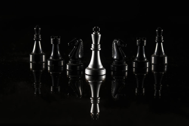 反射黒地にチェスの駒。スポーツや金融業界の高解像度画像. - 写真・画像