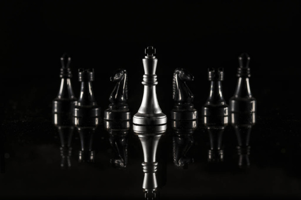 Pezzi di scacchi su sfondo nero riflettente. Immagine ad alta risoluzione per l'industria sportiva e finanziaria
. - Foto, immagini