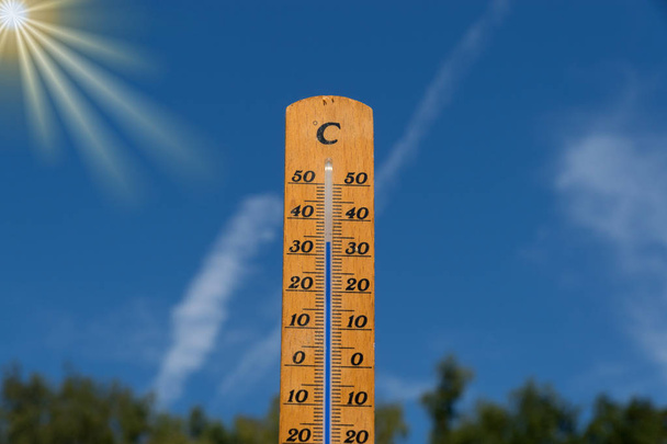Un termómetro muestra alta temperatura durante una ola de calor
 - Foto, Imagen