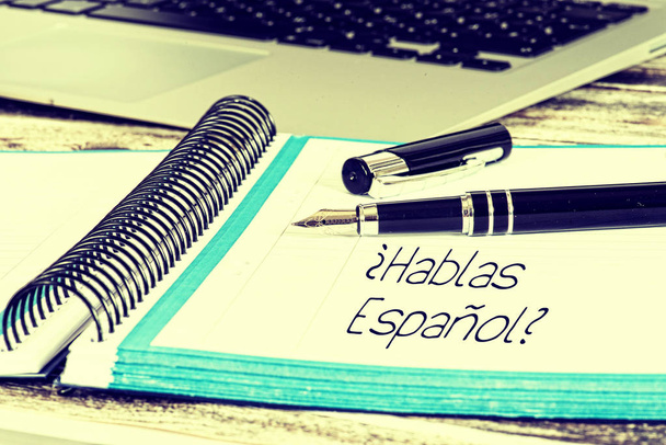 Počítač, plnicí pero a cvičebnice s textem co mluvit španělsky - Fotografie, Obrázek