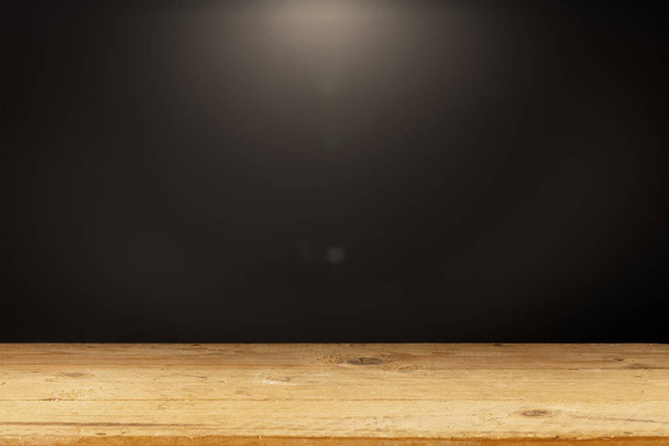 černé pozadí světle dřevěný stůl - Fotografie, Obrázek