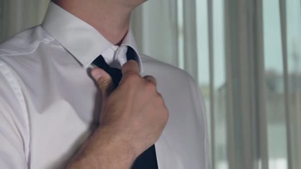 Men Hands Loosen The Knot Of The Tie Around The Neck Dressed On The Shirt - Felvétel, videó