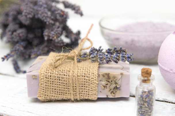Natural lavender soap with lavender flowers on it - Foto, afbeelding