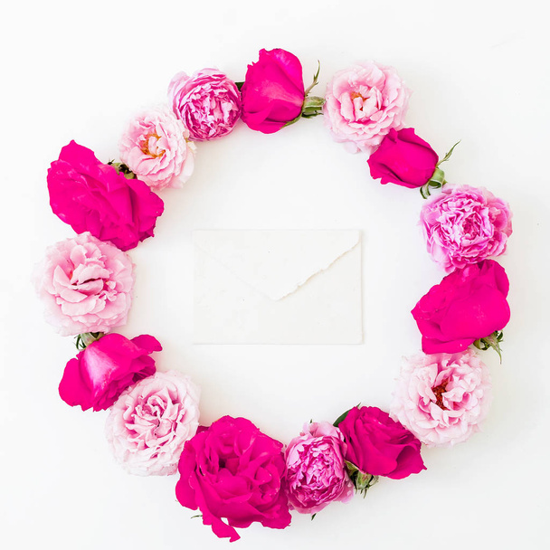Floral frame made of pink roses flowers on white background. Flat lay, Top view. Valentines day - Fotoğraf, Görsel