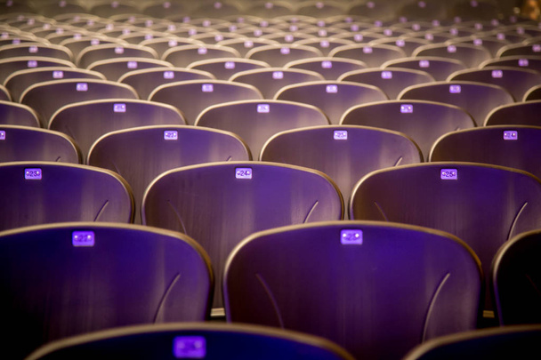 Fauteuils confortables vides sièges avec numéros dans le hall prêt pour le spectacle
 - Photo, image