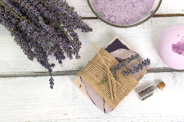 Natural lavender soap with lavender flowers on it - Foto, immagini