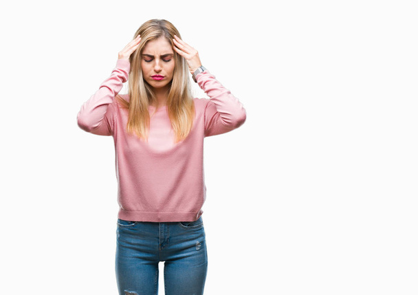 Młody piękny blond kobieta swetrze różowy zima nad na białym tle z ręki na głowie na ból w głowie, bo stres. Cierpiących na migrenę. - Zdjęcie, obraz