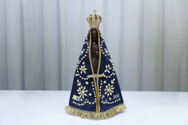 Statua dell'immagine della Madonna di Aparecida, madre di Dio nella religione cattolica, patrona del Brasile - Foto, immagini