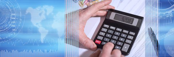 Mano maschile utilizzando calcolatrice, concetto di contabilità. banner panoramico
 - Foto, immagini