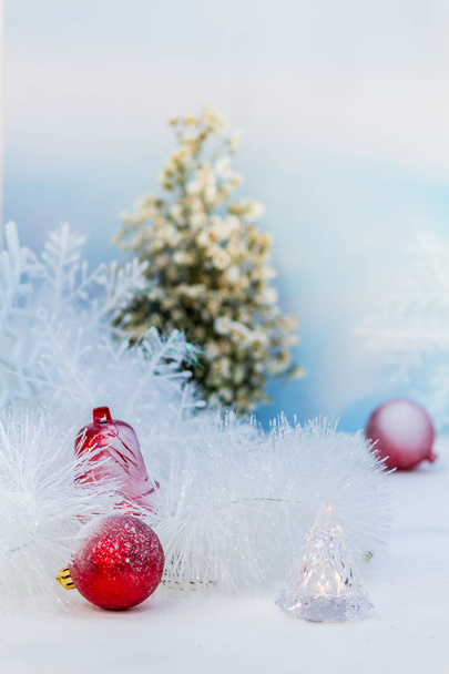 Кожного грудня прохолодна і біла різдвяна ялинка прикрашається барвистою вадою, маскою, сніговою людиною, подарунковою коробкою
. - Фото, зображення