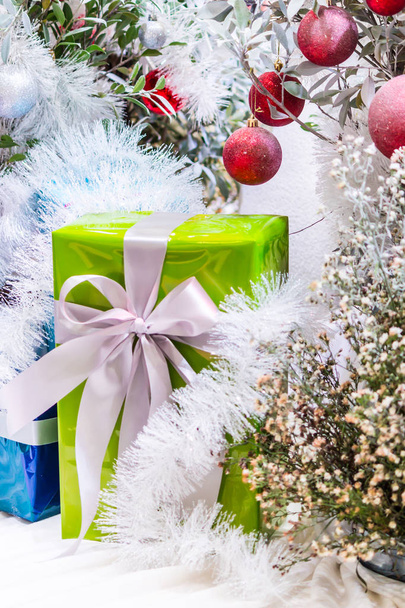 Cada diciembre decoración fresca y blanca del árbol de Navidad con adornos coloridos, máscara, muñeco de nieve, caja de regalo
. - Foto, Imagen