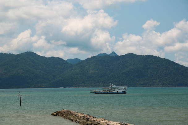 Ferry-boat près de l'île de Koh-Chang, Golfe du Siam en Thaïlande
 - Photo, image