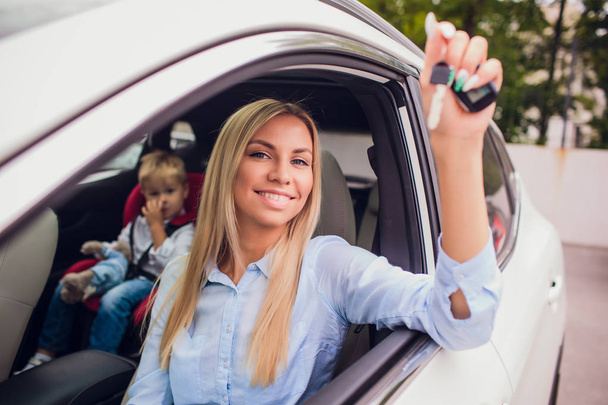 Belle jeune femme heureuse dans une nouvelle voiture avec des clés - à l'extérieur
 - Photo, image