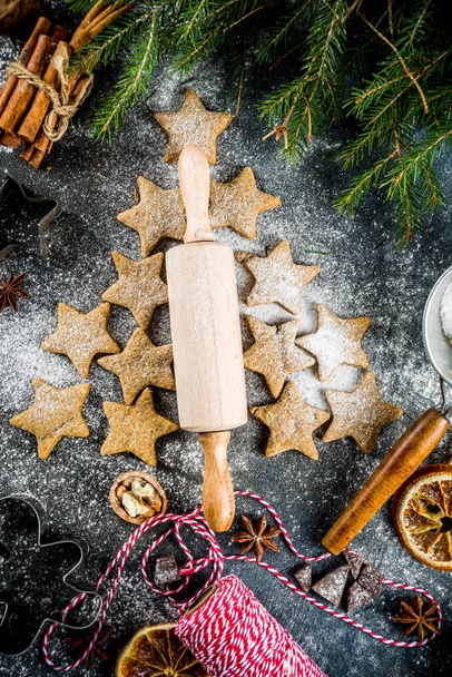Feliz fundo de Natal com biscoitos de gengibre xmas tradicionais, com decorações em fundo azul escuro espaço cópia de fundo
 - Foto, Imagem